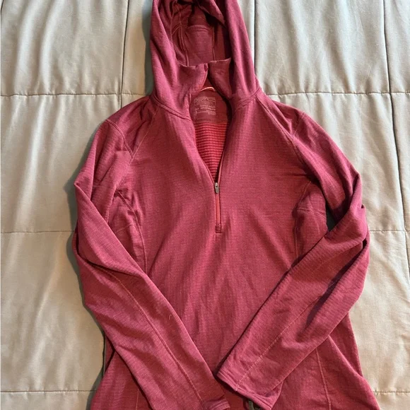 Patagonia Women's Burgundy Hooded Sweatshirt - Picture 2 of 4